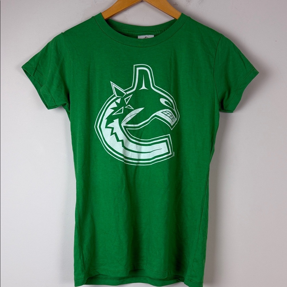 NHL Vancouver Canucks Green Graphic T-Shirt Small